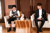 ミュージカル「フランケンシュタイン」ファン感謝祭より、熊カレーの登場に驚く中川晃教（左）、柿澤勇人（右）。