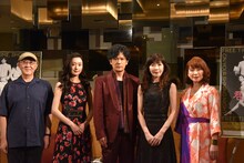 「君の輝く夜に～FREE TIME,SHOW TIME～」の公演前トークイベントの様子。左から鈴木聡、中島亜梨沙、稲垣吾郎、安寿ミラ、北村岳子。