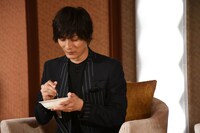 ミュージカル「フランケンシュタイン」ファン感謝祭より、熊カレーを味わう加藤和樹。