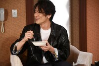 ミュージカル「フランケンシュタイン」ファン感謝祭より、熊カレーを試食しながら「肉が入ってない」と報告する小西遼生。