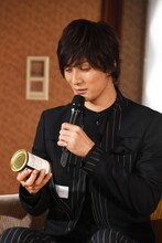 ミュージカル「フランケンシュタイン」ファン感謝祭より、熊カレーの缶詰を見つめる加藤和樹。