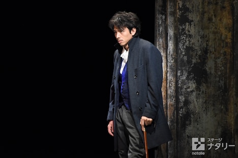 「お気に召すまま」フォトコールより。満島真之介演じるオリバー。