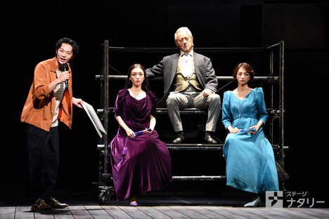 「お気に召すまま」フォトコールより。登場人物を紹介する碓井将大(左)。