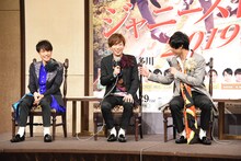 A.B.C-Zのグループメールに自分がコメントすると流れが止まることについて悩む河合郁人（中央）。河合に対し、グループメールに自撮りを送るのをやめてほしいと訴える橋本良亮（右）。2人のやり取りを見て微笑む五関晃一（左）。