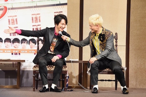 戸塚祥太（左）にマイクを向ける塚田僚一（右）。