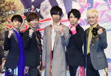 左から五関晃一、河合郁人、橋本良亮、戸塚祥太、塚田僚一。