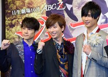 左から五関晃一、河合郁人、橋本良亮。