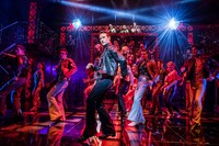 ミュージカル「サタデー・ナイト・フィーバー」より。（Photo by Pamela Raith）