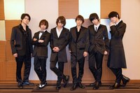 MBS / TBS ドラマイズム「REAL⇔FAKE」囲み取材より、左から松村龍之介、植田圭輔、佐藤流司、小澤廉、荒牧慶彦、和田雅成。