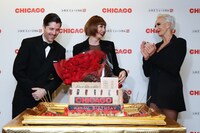 左からピーター・ロッキアー、米倉涼子、アムラ＝フェイ・ライト。