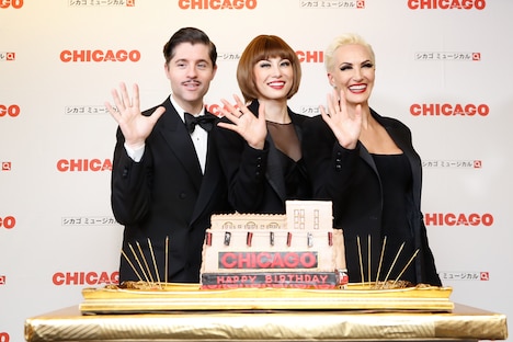 左からピーター・ロッキアー、米倉涼子、アムラ＝フェイ・ライト。