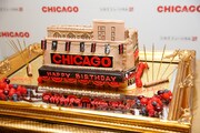 「シカゴ」の本拠地、ブロードウェイのアンバサダー劇場を象ったバースディケーキ。