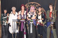 左から篭手切江役の田村升吾、鶴丸国永役の岡宮来夢、蜻蛉切役のspi、千子村正役の太田基裕、明石国行役の仲田博喜、御手杵役の田中涼星。