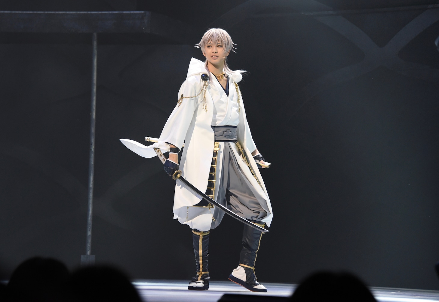 岡宮来夢演じる鶴丸国永。