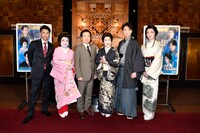 左から長谷川純、山村紅葉、中村梅雀、波乃久里子、喜多村緑郎、河合雪之丞。