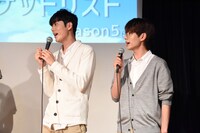 劇中歌を歌唱するキム・キュジョン（左）、ミヌ（右）。