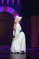 音楽劇「トムとジェリー 夢よもう一度」愛知公演より、山下リオ演じるトゥードルス。