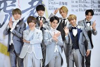 思い思いに忍者をイメージしたポーズを取るTravis Japan。