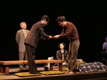 DULL-COLORED POP vol.20「福島三部作・一挙上演 第2部『1986年：メビウスの輪』」より。（撮影：白土亮次 ※白土の土は旧字体が正式表記）