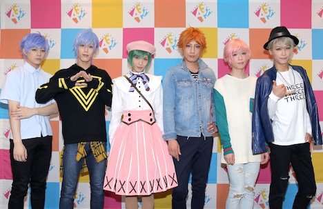 左から斑鳩円役の宇佐卓真、斑鳩三角役の本田礼生、瑠璃川幸役の宮崎湧、皇天馬役の陳内将、向坂椋役の野口準、三好一成役の赤澤燈。