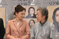 左から永作博美、梅沢昌代。