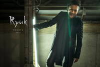 横田栄司扮する死神 リューク。（撮影：萩庭桂太）