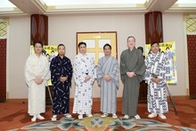 「八月納涼歌舞伎」囲み取材より、左から中村七之助、市川猿之助、松本幸四郎、中村扇雀、坂東彌十郎、市川中車。