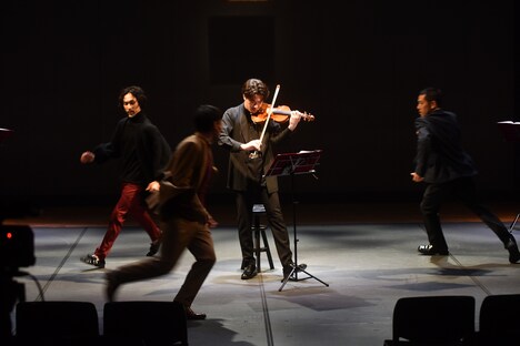 「語りと音楽『Rey Camoy 鴨居玲という画家がいた』」より。（撮影：益永葉）