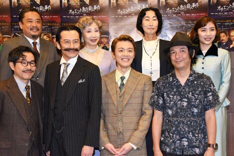 「オリエント急行殺人事件」囲み取材より、前列左から田口トモロヲ、小西遼生、室龍太（関西ジャニーズJr.）、河原雅彦。後列左から松村武、春風ひとみ、宍戸美和公、伊藤梨沙子。