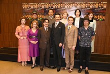 「オリエント急行殺人事件」囲み取材より、前列左から伊藤純奈（乃木坂46）、マルシア、田口トモロヲ、小西遼生、室龍太（関西ジャニーズJr.）、河原雅彦。後列左から田鍋謙一郎、松村武、春風ひとみ、宍戸美和公、伊藤梨沙子。