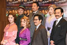 「オリエント急行殺人事件」囲み取材より、前列左から伊藤純奈（乃木坂46）、マルシア、田口トモロヲ、小西遼生。後列左から田鍋謙一郎、松村武、春風ひとみ。