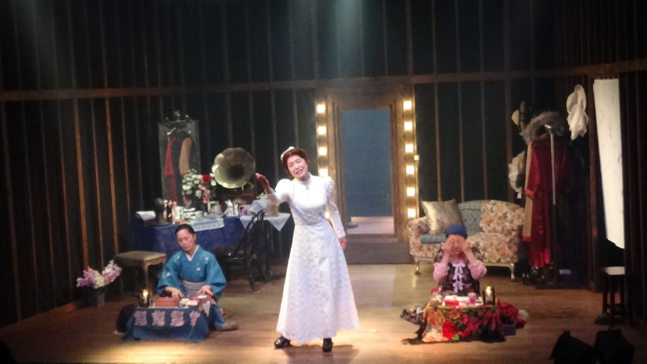 新宿梁山泊の連続上演が「楽屋」で幕開け、「鏡の反射がどう届くか楽しみ」