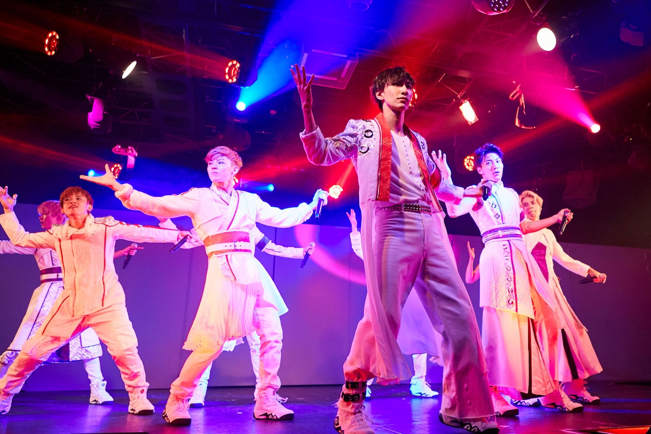 “サムライ”たちが殺陣や歌披露、KYOTO SAMURAI BOYSの公演がプレオープン