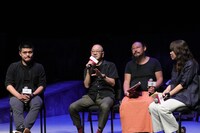 Our Theatre×流山児★事務所「嫁粧一牛車」記者会見より。作品について語る流山児祥（左から2人目）。