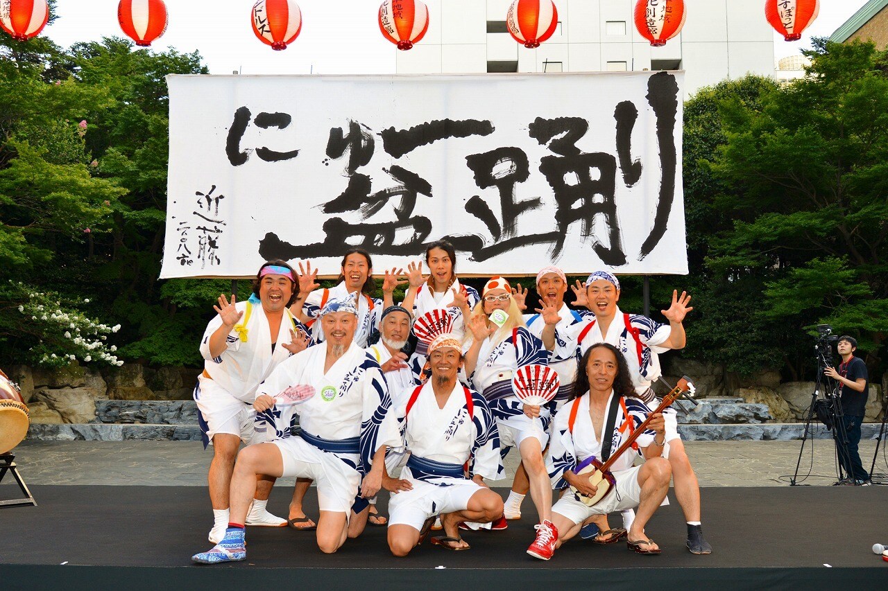 近藤良平・コンドルズ「にゅ～盆踊り」より。（撮影：涌井直志）