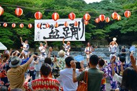 近藤良平・コンドルズ「にゅ～盆踊り」より。（撮影：涌井直志）