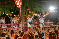 近藤良平・コンドルズ「にゅ～盆踊り」より。（撮影：涌井直志）