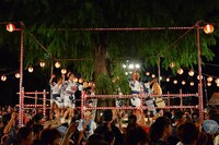 近藤良平・コンドルズ「にゅ～盆踊り」より。（撮影：涌井直志）