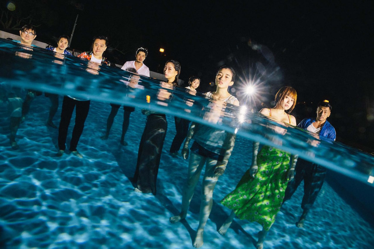 舞台はガラス張りのおしゃれな一軒家、オーストラ・マコンドー「some day」