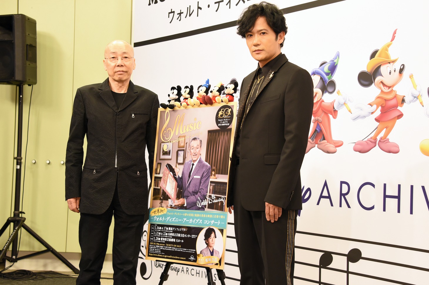 「ウォルト・ディズニー・アーカイブス コンサート」記者発表会より。左から音楽監督の島健、ナビゲーターの稲垣吾郎。