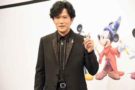 ウォルト・ディズニーのトレードマークであるペンを持つ稲垣吾郎。