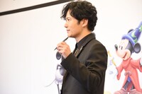 ウォルト・ディズニーのトレードマークであるペンで空中に字を書いてみせる稲垣吾郎。