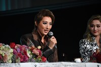 左から美園さくら、珠城りょう。