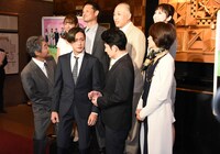 「ブラック or ホワイト？ あなたの上司、訴えます！」囲み取材より。写真撮影中に後列の出演者を気遣い、「僕屈みましょうか？」とひざを曲げる内博貴（前列左から2番目）。