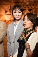 「ブラック or ホワイト？ あなたの上司、訴えます！」囲み取材より、真琴つばさ（右）に視線を送る愛原実花（中央）。