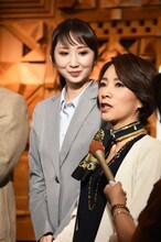 「ブラック or ホワイト？ あなたの上司、訴えます！」囲み取材より、真琴つばさ（右）に視線を送る愛原実花（中央）。