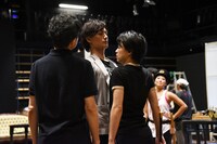 新作ミュージカル「怪人と探偵」稽古場より、白井晃（左）の「胸と胸を突き合わせて挑発するイメージ」という言葉を受け、実演してみる加藤和樹（中央）、中川晃教（右）。