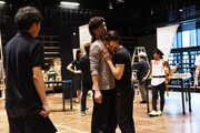 新作ミュージカル「怪人と探偵」稽古場より、仲むつまじい様子の加藤和樹（中央）、中川晃教（右）。左は白井晃。