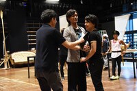新作ミュージカル「怪人と探偵」稽古場より、左から白井晃、加藤和樹、中川晃教。