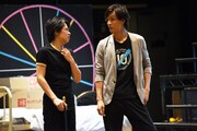 新作ミュージカル「怪人と探偵」稽古場より、待機中の中川晃教（左）、加藤和樹（右）。